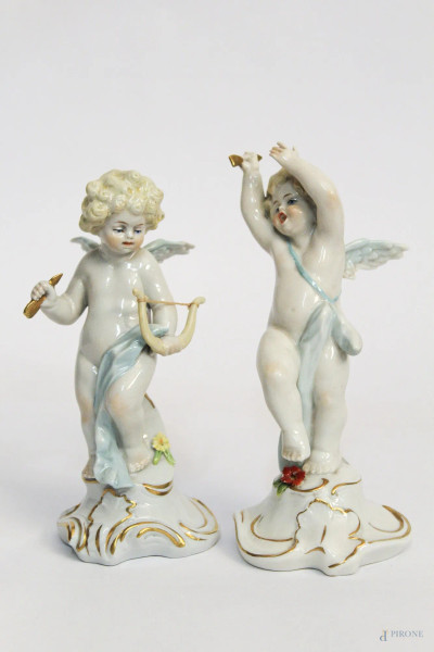 Coppia di amorini in porcellana policroma, marcati Capodimonte, H 16 cm.