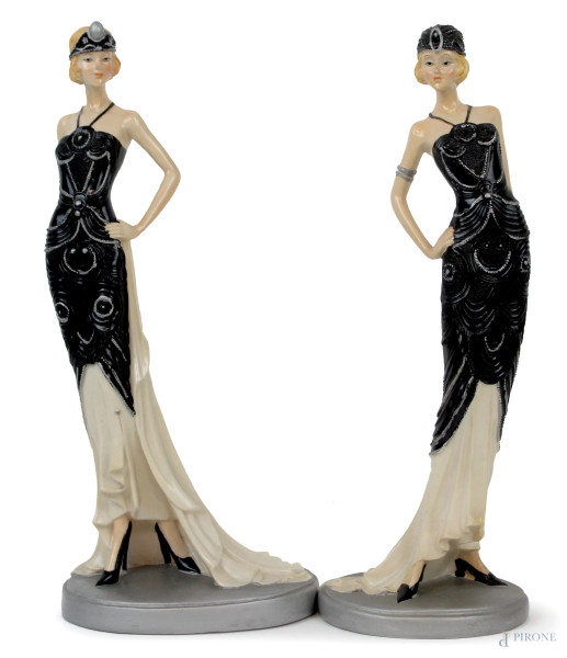 Broadway Belles, coppia di sculture in resina dipinta raffiguranti modelle in abiti da sera anni '20, art déco,  cm h 29, (segni del tempo).