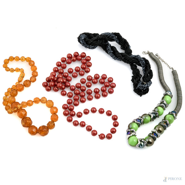 Lotto di quattro collane di bigiotteria, lunghezza massima cm 124, (segni di usura)