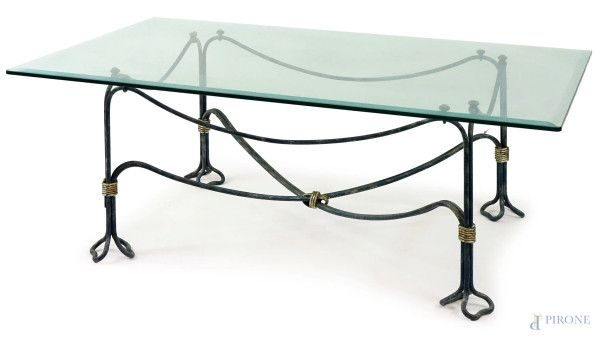 Tavolino in ferro battuto con piano in cristallo, XX secolo, struttura verniciata in blu con particolari argentati, cm h 44x120x70