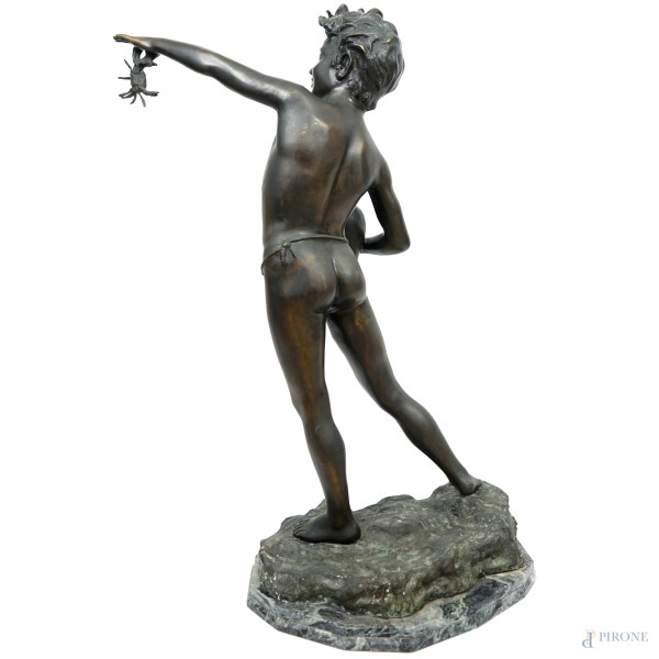 Pescatorello, scultura in bronzo, base in marmo verde, a firma De Martino, cm h 111 circa