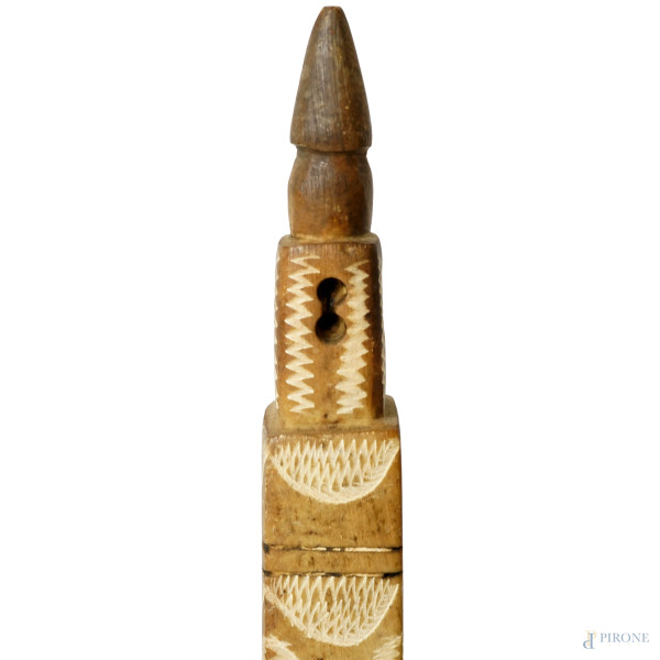 Lotto di tre obelischi in pietra decorati con motivi geometrici di ispirazione moresca. Etiopia, ...