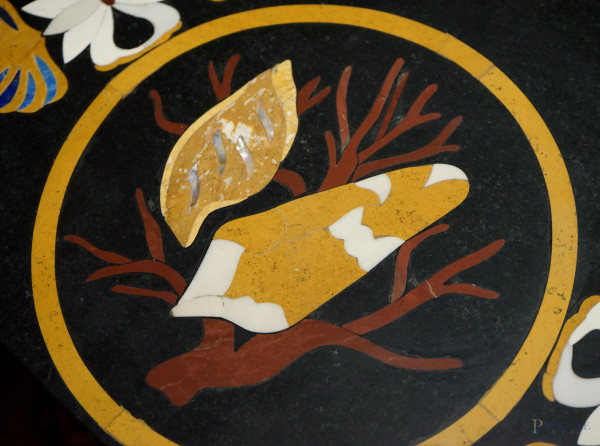 Tavolo in pietra lavica con piano circolare in commesso di marmi policromi, XX secolo, diametro c...