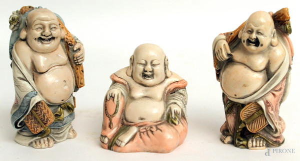 Lotto composto da tre Budda policromi in pasta d&#39;avorio, h. 11 cm.