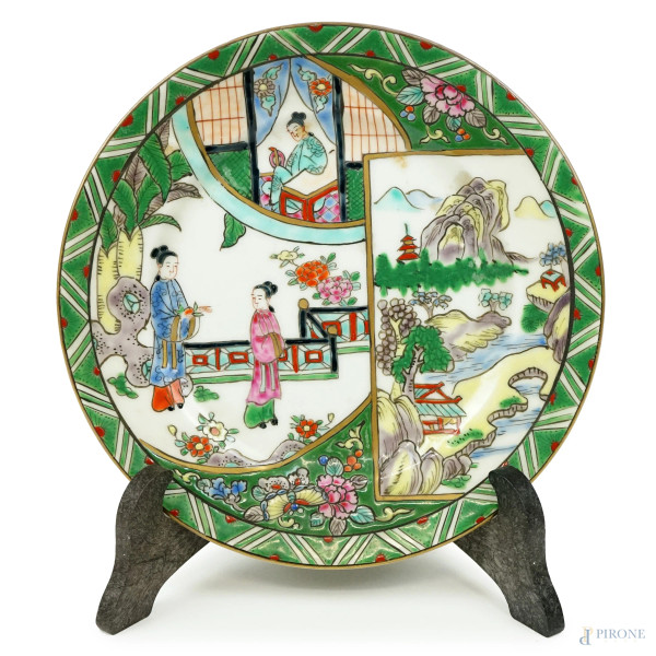 Piattino in porcellana policroma, decoro raffigurante scene di genere, diam. cm 17, arte orientale, XX secolo