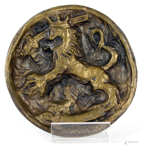 Medaglia in bronzo con raffigurato leone, diametro cm. 9,5, firmata Gismondi