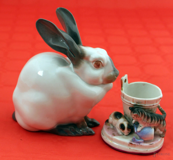Lotto di gattini con cesta in porcellana, h. 8 cm, ed un coniglietto Royal Copenaghen, h. 14 cm