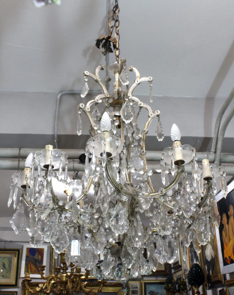 Lampadario in vetro, a undici luci, adornato da gocce e pendenti in cristallo, altezza cm. 105, (difetti)