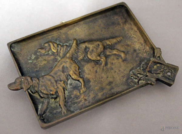Posacenere in bronzo con cani a basso rilievo, inizi XX sec., cm 13 x 9.