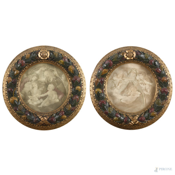 Coppia di cornici in legno intagliato, dorato e dipinto con teoria floreale al profilo contenenti stampe da Sandro Botticelli, XX secolo, cm 44x43,5, luce cm 26x25,5, (segni di usura, scalfiture, difetti)