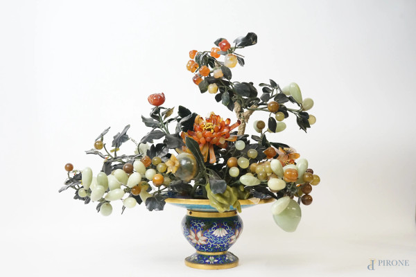 Vaso cloisonné policromo montato a foggia di fioriera con ramoscelli di pietre dure policrome, cm h 41x53, XX secolo, (difetti)