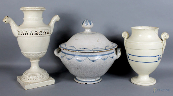 Lotto composto da due vasi ed una zuppiera in ceramica di epoche diverse, altezza max. 33,5 cm, (difetti).