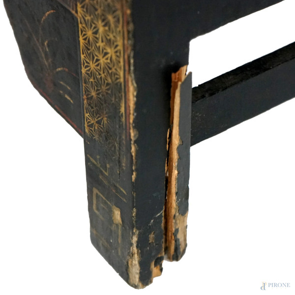 Piccola credenza di forma parallelepipeda in legno laccato nero e dipinto a dorature in rosso fer...