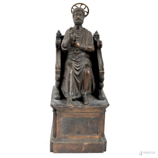 Scultura in bronzo raffigurante San Pietro assiso, XX secolo, altezza cm 48, (segni di usura, difetti)