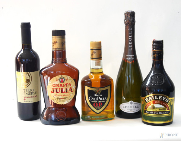 Lotto di cinque bottiglie di vino e liquori
