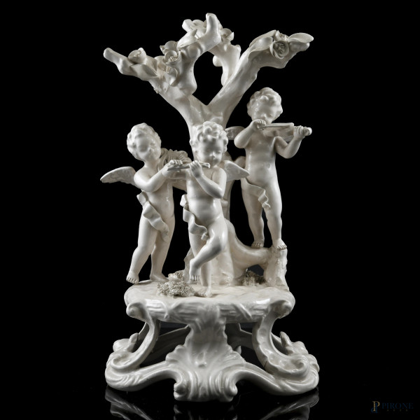 Gruppo in ceramica di Bassano raffigurante putti musicanti, XX secolo, altezza cm 23, (segni di usura, felature, sbeccature)