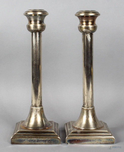 Coppia di candelieri in argento ad una luce, altezza 24,5 cm.