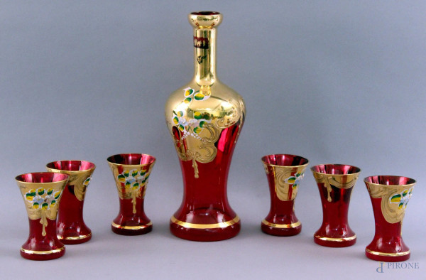 Servizio da liquore in vetro rosso con decori dorati e dipinti, completo di bottiglia e sei bicchierini, altezza 28 cm.