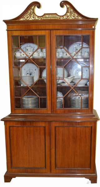 Bookcase a doppio corpo in legno dolce tinto a noce doppio corpo a quattro sportelli di cui due a vetri con ferratelle, h. 225x121x49 cm.