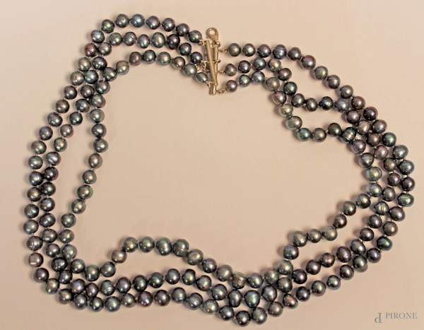 Collana con perle grigie a tre fili, chiusura in argento.