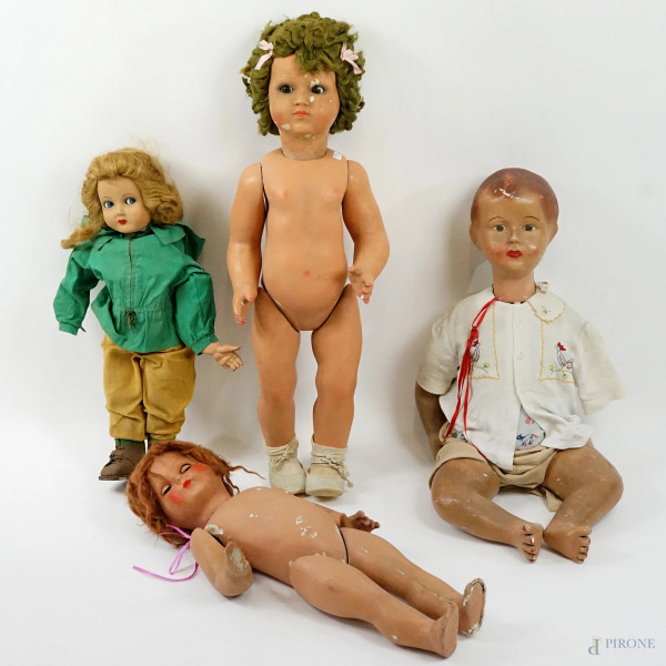 Lotto di quattro grandi bambole in materiali diversi, lunghezza max cm 77, XX secolo, (difetti e rotture).