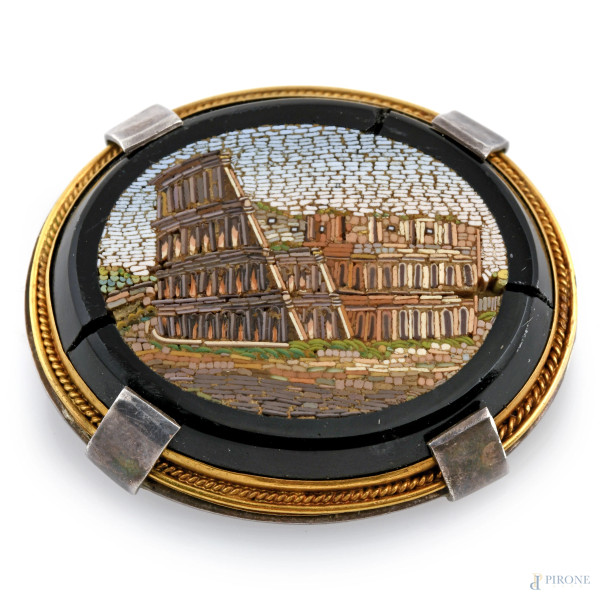 Micromosaico raffigurante Colosseo con montatura a spilla in oro basso e argento, XX secolo, cm 4...