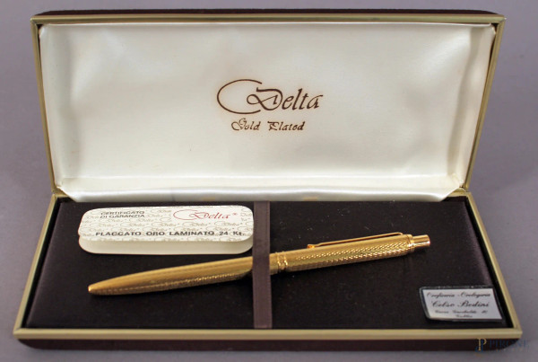 Delta, penna biro in metallo placcato oro, completa di custodia.