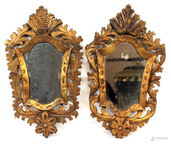 Coppia di specchiere in legno intagliato e dorato,XIX secolo,  altezza max cm   46.