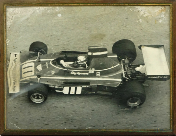 Fotografia raffigurante pilota di Formula 1, cm 28x37,5, XX secolo, entro cornice.