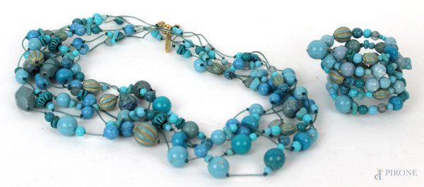 Cillabijoux, parure bracciale e collana a sei fili di perline blu e turchesi, chiusura in metallo dorato, misure max cm 36.
