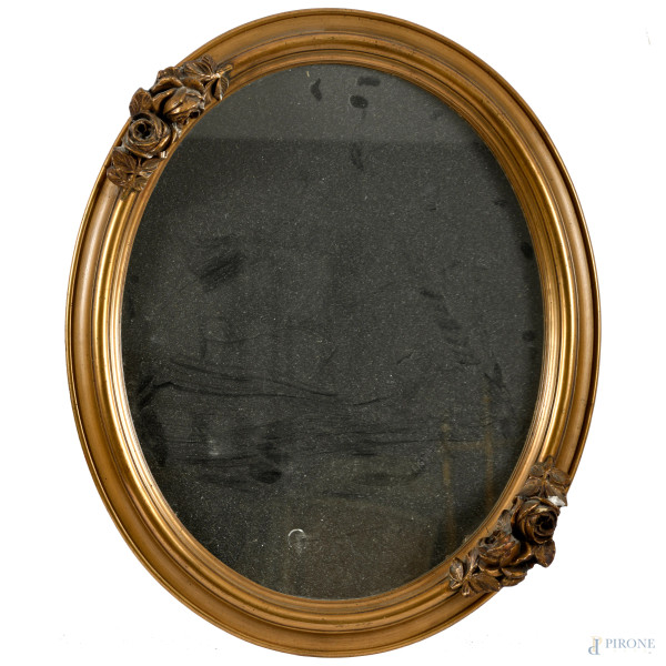 Specchiera ovale in legno dorato e intagliato con rose a rilievo in stucco, XX secolo, cm 58x49, (cadute di doratura, sbeccature)