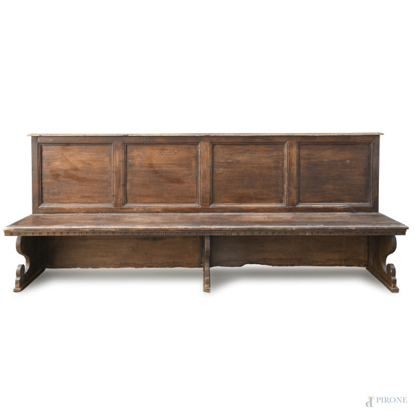 Panca in noce con schienale modanato, XX secolo, cm 104x251x47, (difetti)