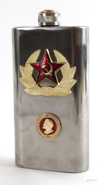 Fiaschetta in metallo argentato, con applicazioni dorate a smalto rosso raffiguranti il simbolo del PCI e l&#39;effige di Lenin, cm. 13,5x6,5x2,5, XX secolo.