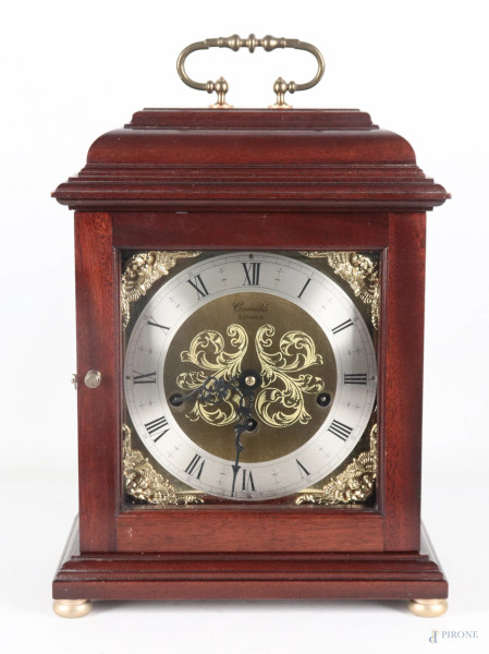 Orologio da camino con cassa in legno e quadrante in ottone e argento con decorazioni di cherubini, XX secolo, cm 37x25x15, (segni di usura, difetti, da revisionare)