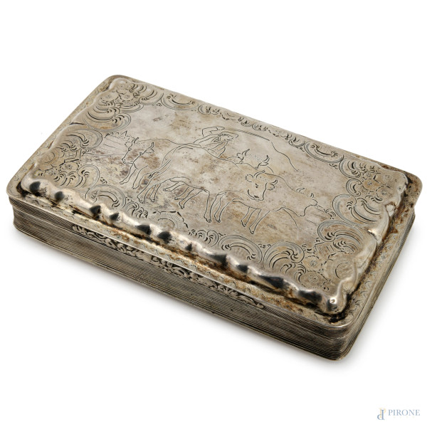 Portasigari in argento inglese con coperchio cesellato con scena agricola, peso gr 150, cm 2,5x13x7,5