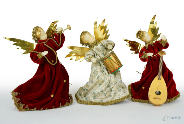 Lotto composto da tre angeli musicanti in cera, cartapesta e stoffa, alt.cm 25.