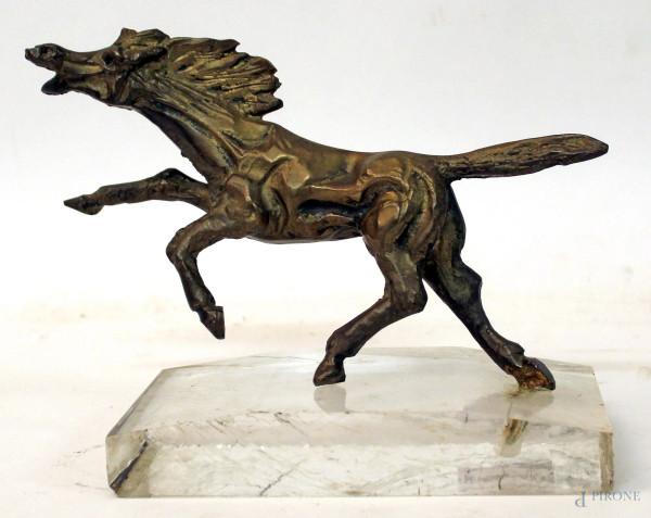 Cavallo, scultura in bronzo poggiante su base in plexiglass, H 13 cm.