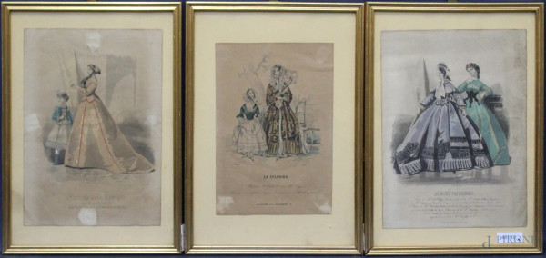 Lotto composto da tre antiche stampe raffiguranti dame, cm 28 x 21, entro cornici.