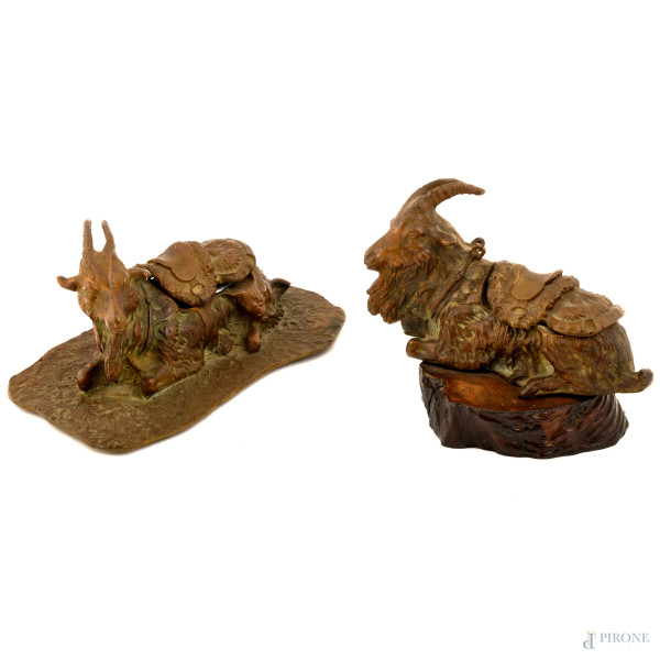 Lotto composto da 2 calamai bronzei a foggia di caproni, XX secolo, misure massime 10x17x10,5, (difetti)