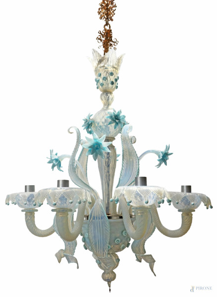 Lampadario in vetro di Murano azzurro a sei bracci con applicazioni floreali, cm 64x56, (mancante il finale)