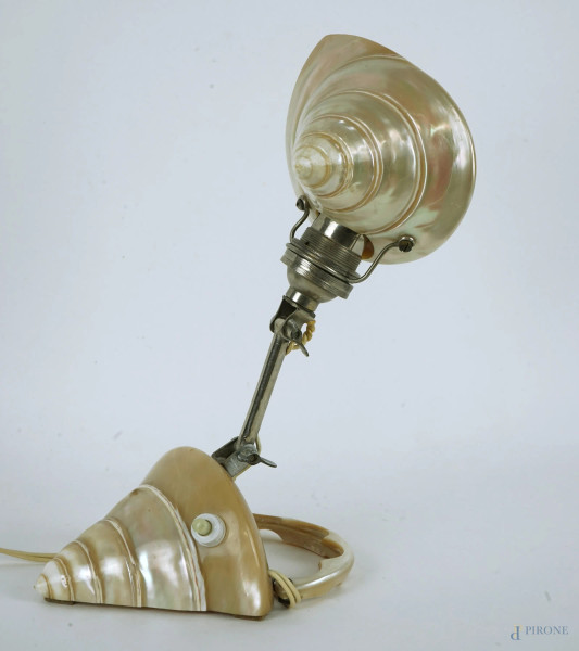 Lampada montata con conchiglie in madreperla, cm h 20, XX secolo, (difetti).