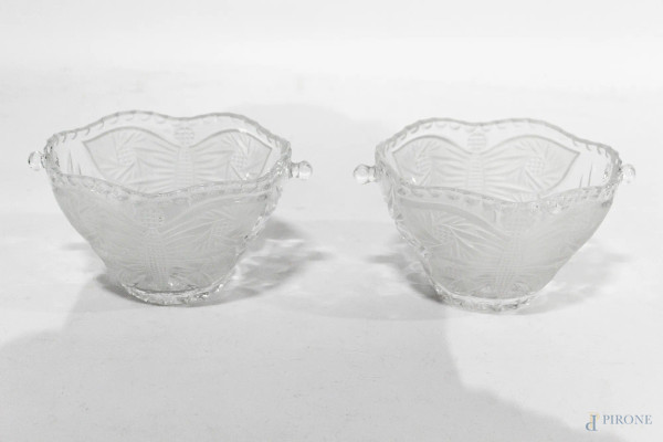 Coppia cestini in cristallo molato a decoro di farfalle, h. 9 cm.