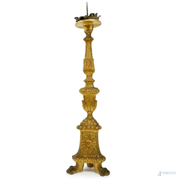 Portacero in legno intagliato e dorato, poggiante su tre piedi leonini, cm h 110, XVIII secolo, (difetti e restauri).