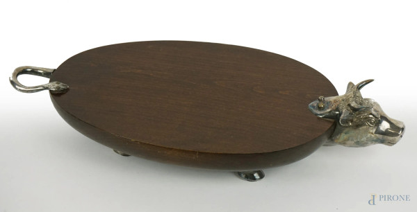 Tagliere ovale in legno, testa di toro e finiture in metallo, cm h 9,5x48x23, XX secolo, (segni del tempo).