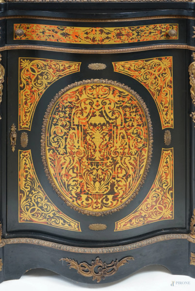 Credenza con vetrina in stile Boulle, in legno ebanizzato con intarsi in metallo dorato, cm h 224...