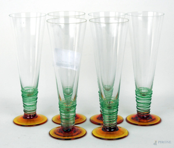 Sei flute in vetro trasparente, con base circolare arancio e fili in vetro verde, altezza cm 20, XX secolo