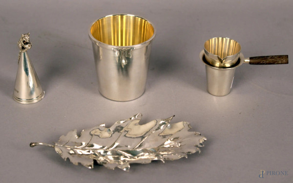 Lotto composto da quattro oggetti in argento, altezza max. 7 cm.
