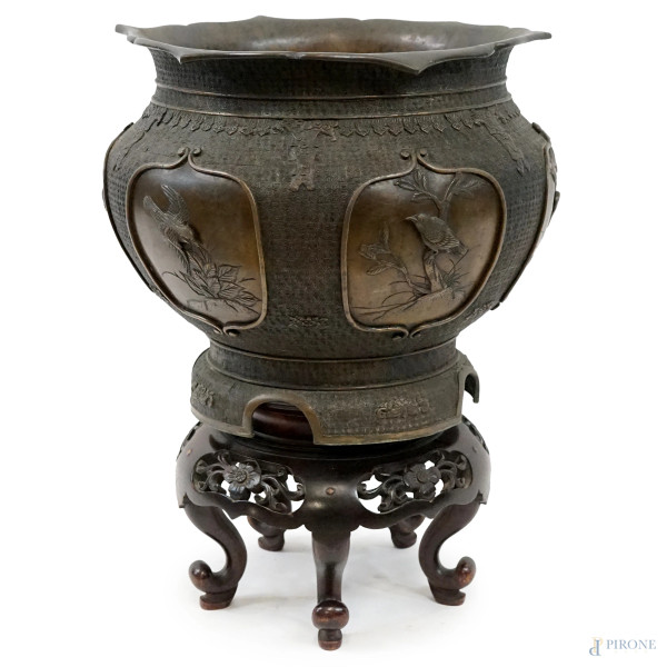 Vaso in bronzo con decori di volatili a rilievo, cm h 30x35, Giappone, XIX secolo, poggiante su base intagliata in legno.