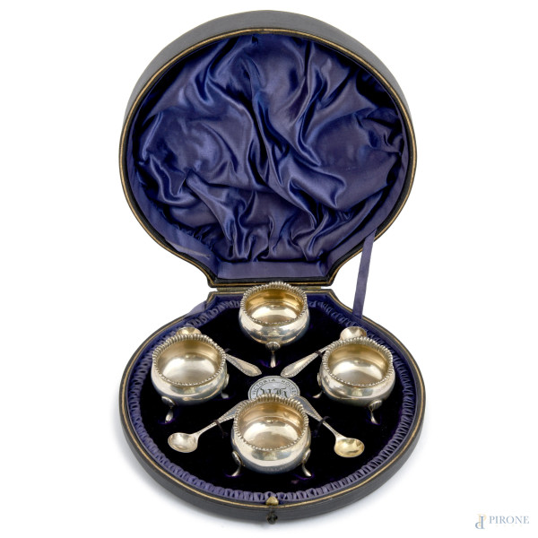 Lotto di quattro salierine e quattro cucchiaini in argento inglese entro astuccio, misure massime cm 3x6, peso complessivo gr 120