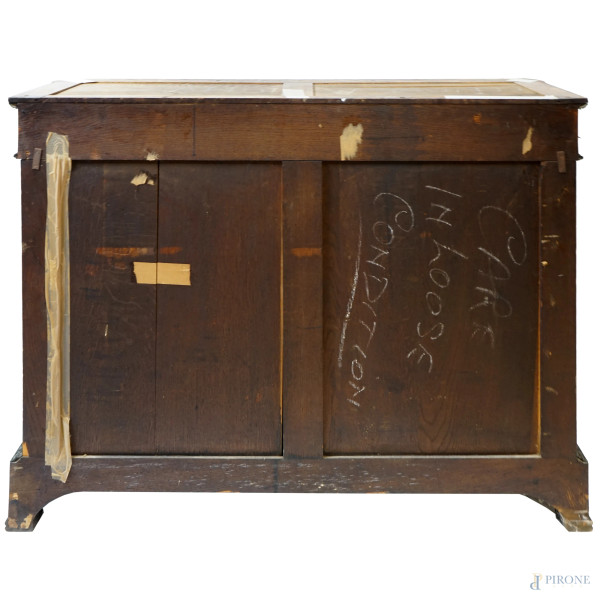 Credenza stile Boulle, XX secolo, in legno ebanizzato con intarsi e applicazioni in metallo dorat...